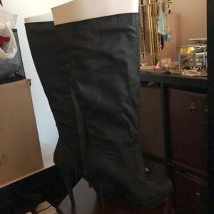 Platform black boots
